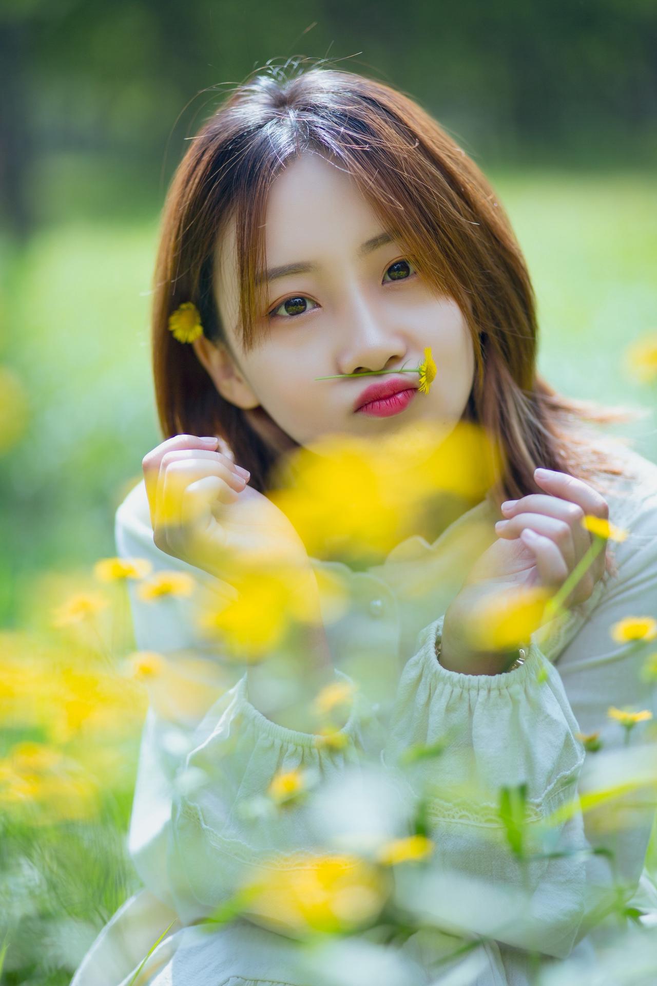 夏天很热但是也很美我在抖音聊拍照 如果你也喜欢拍夏天 花田氛围感 自然系人像摄影