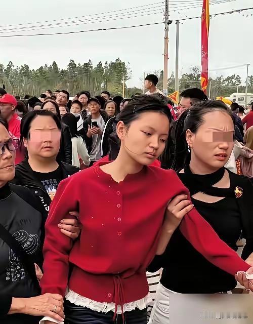 富商砸50万想抢她的位置，神轿纹丝不动，八次怒杯后全场傻眼

一个女孩被赶走，富