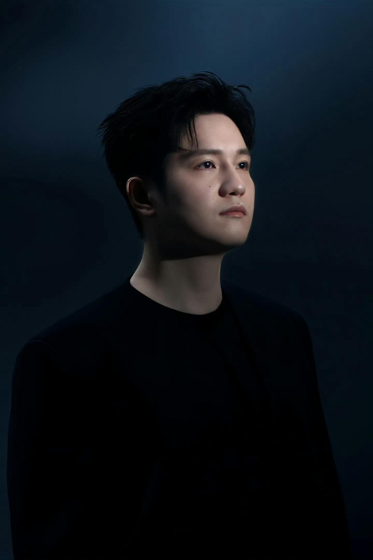 “别回来，别想念我们，别往后看，别写信。不要输给乡愁，把我们全部忘掉。” ——《