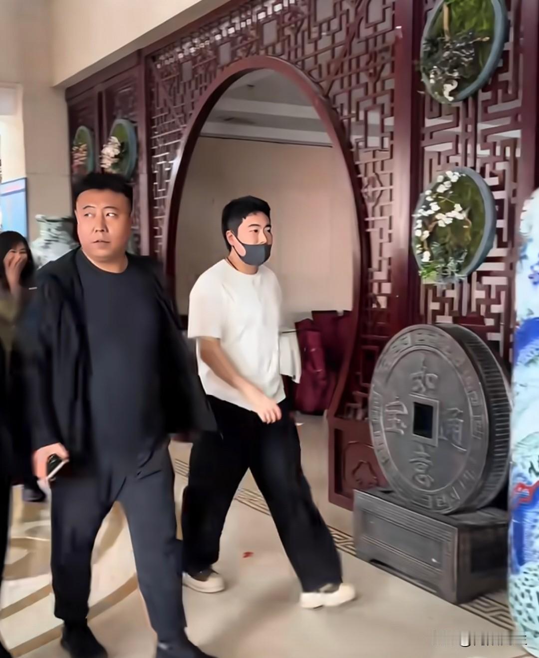 现在这世道，
沾上点流量，
恨不得把祖宗十八代都挂网上直播！

偏偏有个唐山大姨