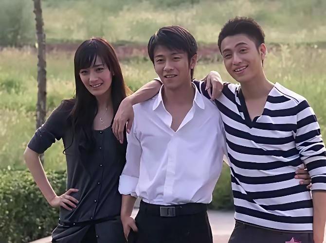 这张合影里中间穿白衬衣的男生是谁呀？左边是杨幂，右边是陈坤，有认识的朋友吗？ 