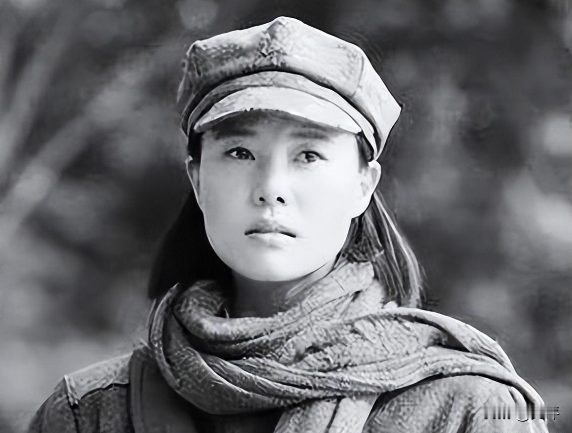 1937年，15岁漂亮女红军被敌人抓住，捆在行刑台，她挺胸抬头，闭上双眼。谁料，
