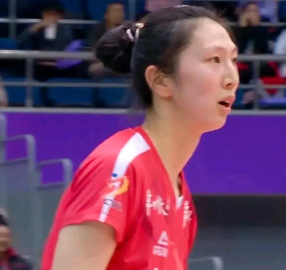 随着张常宁icon的成功复出，中国女排icon主攻线出现拥挤状况。张常宁付出不见