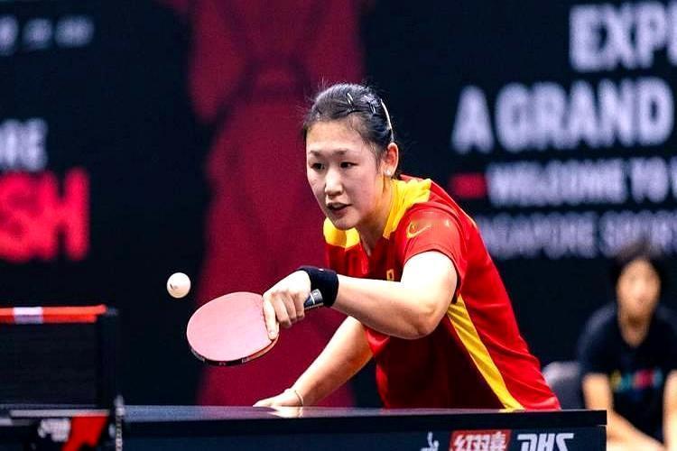 她上场11分钟，世界第74名撕碎了剧本。
 
球拍一挥，直接得分。三局比分钉死在