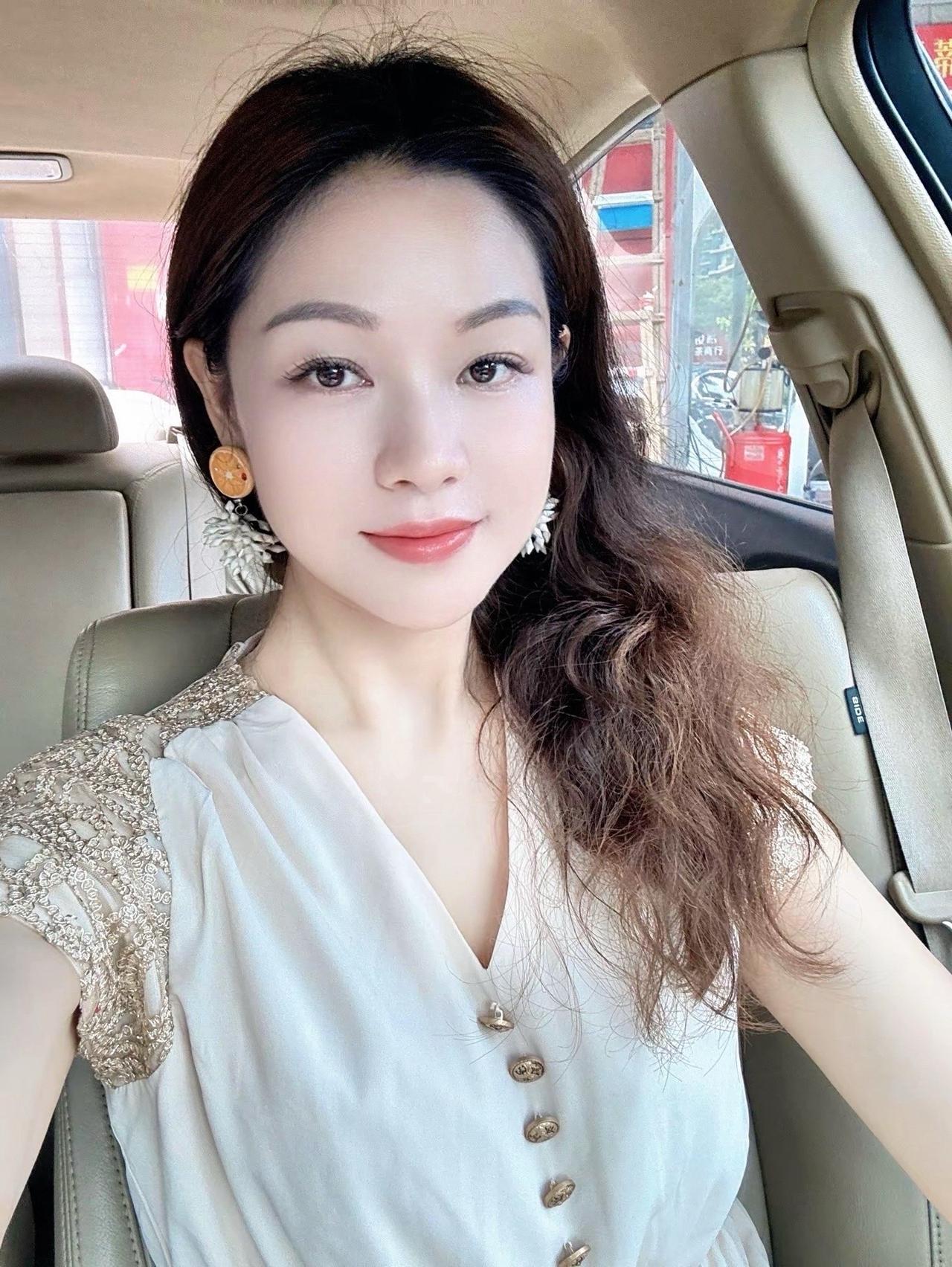 行至人生半途，早已习惯了把疲惫悄悄藏起来。难得有人看穿你硬撑的模样，不说加油，只