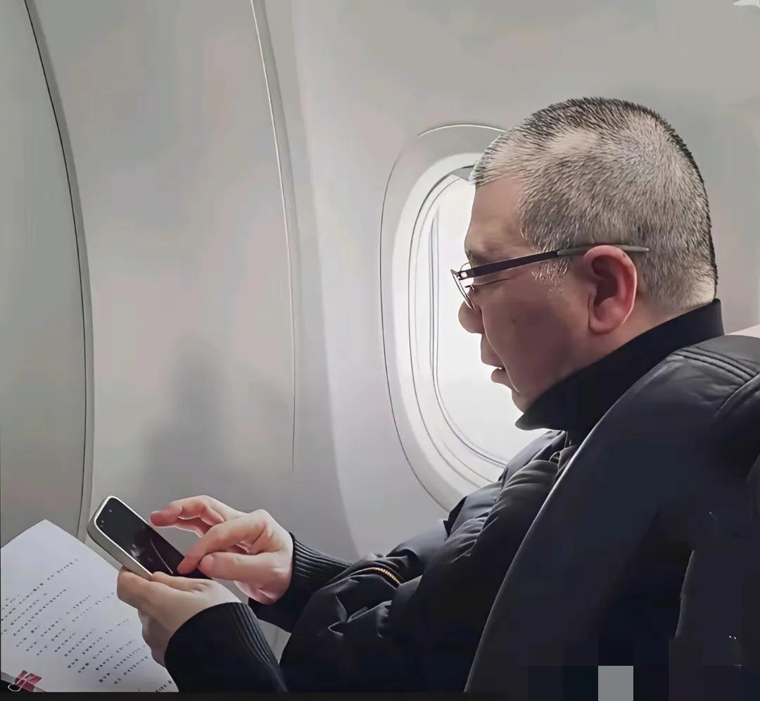 刷到网友在飞机上偶遇冯大导演，冯导的精神状态很好，满面红光，白癜风好像也好了，在