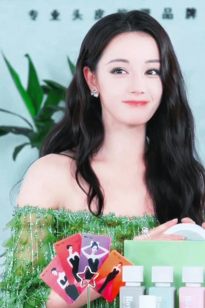 #迪丽热巴若也直播# 迪丽热巴今日份直播，精彩演绎 Tony Ward 2024