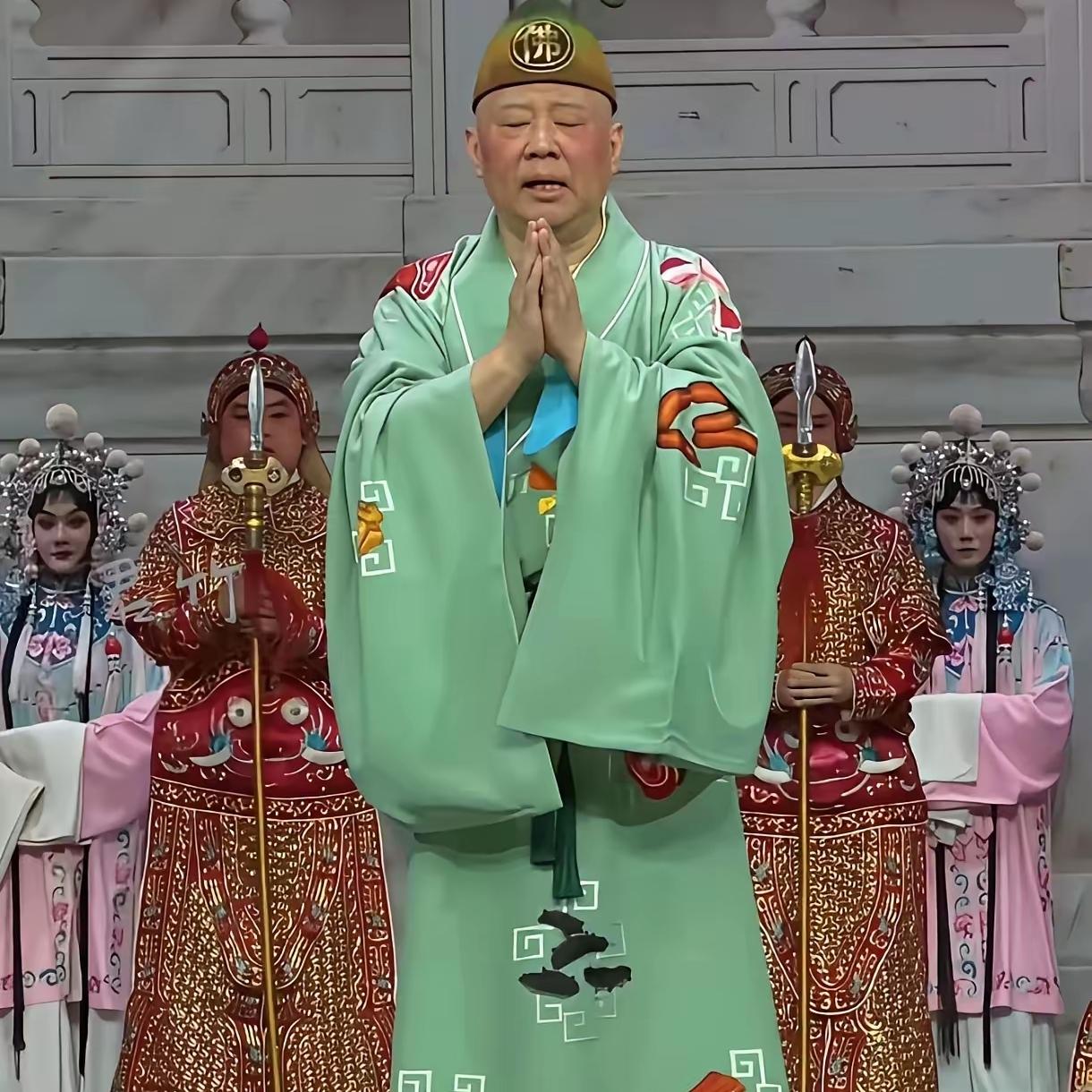 要是真有后悔药，
想必这次风波里
郭德纲也会想要吃上一粒。戏曲舞台讲究即兴发挥，