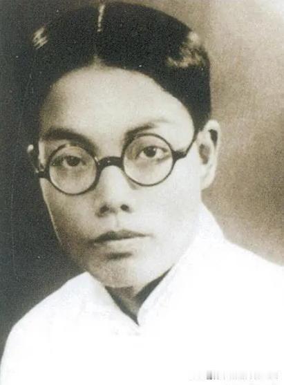 1983年，李大钊的儿子去祭拜父亲，欣喜发现了埋在地下的一块碑。
前来祭拜的是李