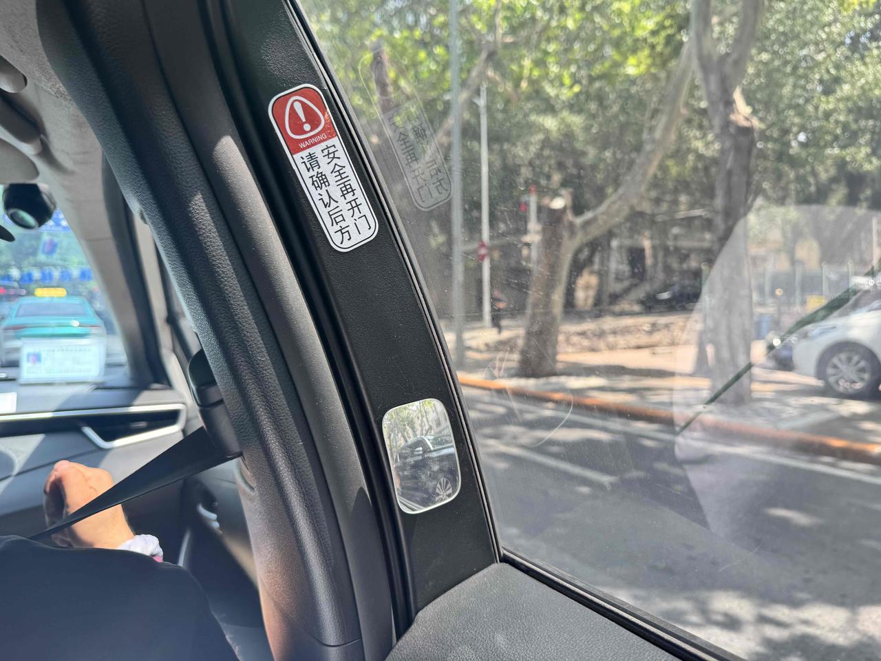 可能是旅游旺季，在大连打车并不那么容易被接单。因为我们有时候就打贵一点车型的车。