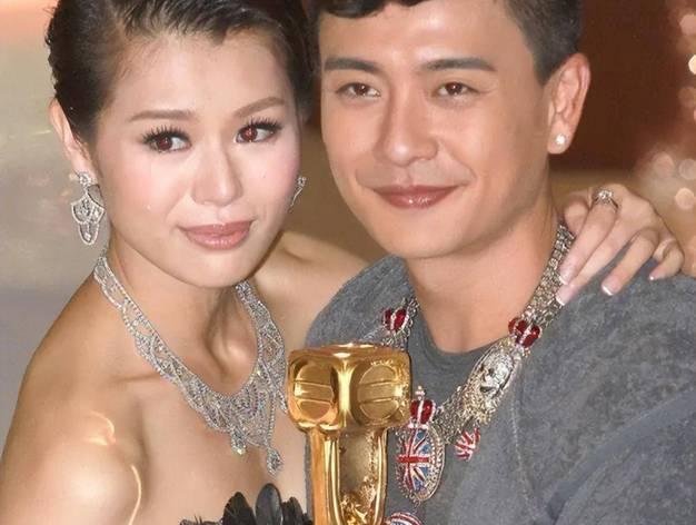 2015年，胡杏儿和黄宗泽同居8年后，带着3000w嫁妆，嫁给李承德。胡杏儿闺蜜