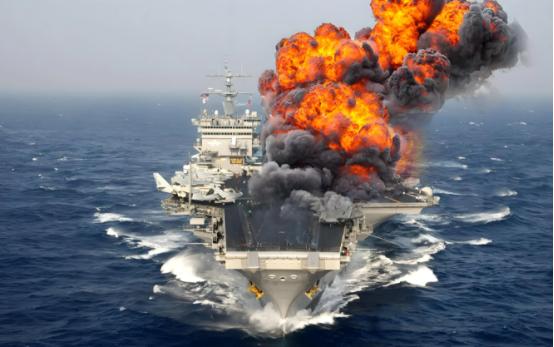 “林肯”号航母甲板被炸穿，冒着黑烟狼狈逃窜，这绝对是美军自二战以来遭受的最大耻辱