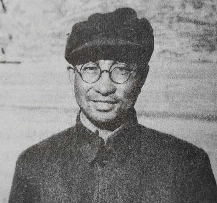 历史人物 教员青年时代做农村调查，晚上住陈赓家里。第二天走时，陈赓父亲还赠送了1
