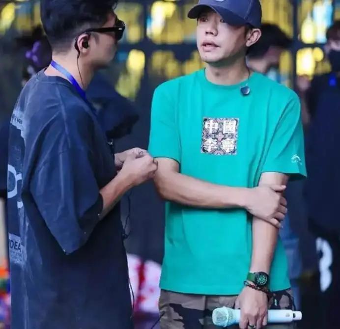 这年头明星塌房不稀奇，稀奇的是凤凰传奇这种国民组合也翻车。

曾毅就这么因为一块
