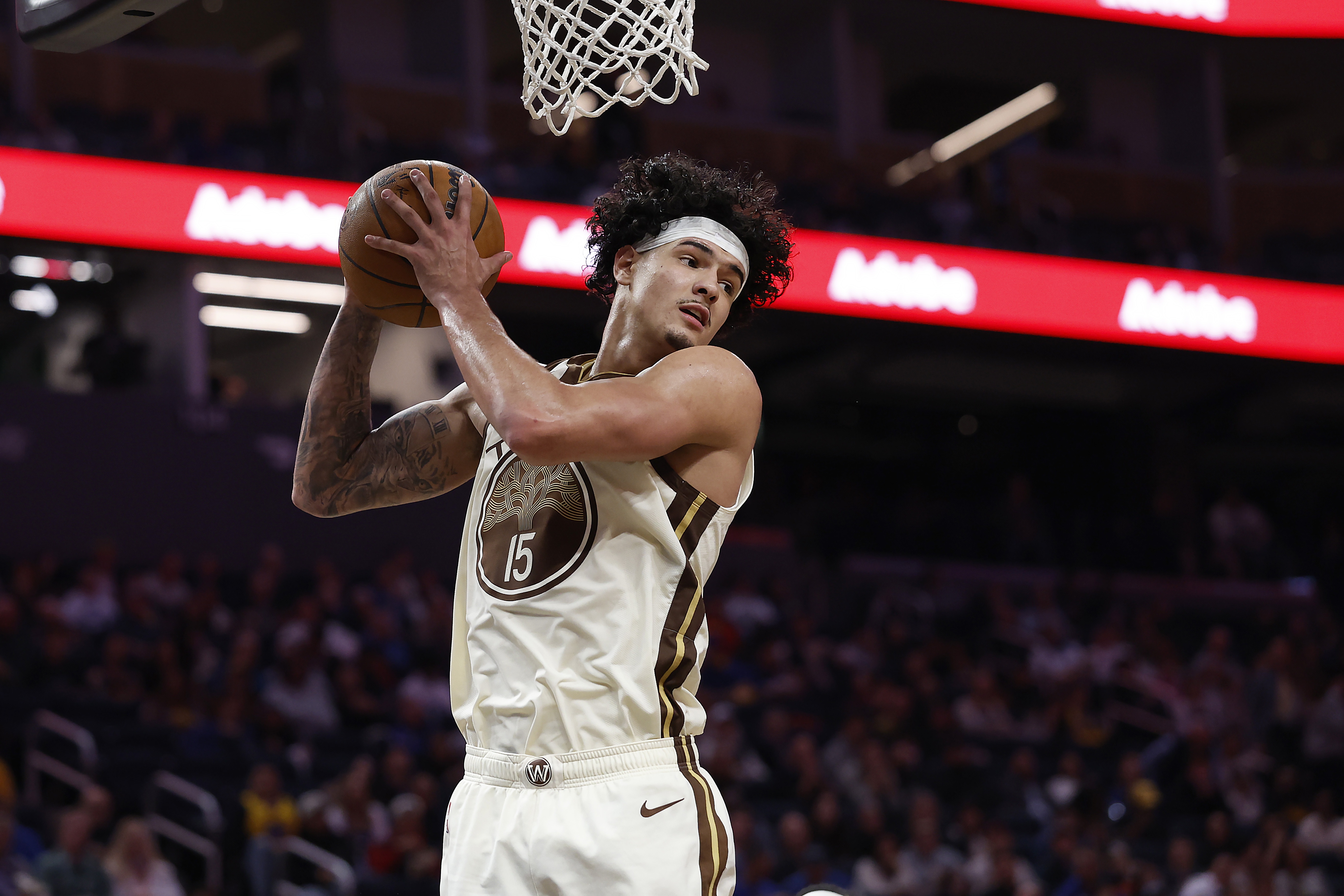 组织前锋？桑托斯15中6拿到17分8助仅1失误 助攻创生涯新高