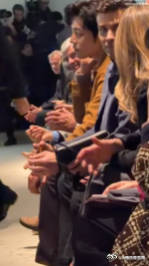 肖战看秀状态和待遇都是顶级 每次看肖战的秀场造型，总能感受到他与生俱来的时尚感。