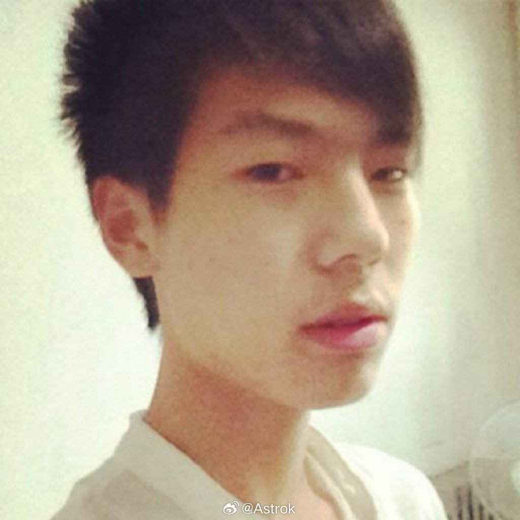 21岁和26岁差距真的很大最大的变化还是人越来越胖了…脸颊从凹进去到鼓起来…还瘦