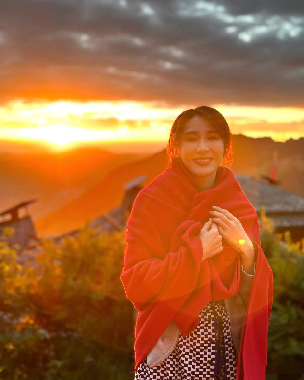 “不老女神”黎姿瑞士旅行照。
裹着一条红色披肩，在夕阳下美得发光啊！
看她的状态