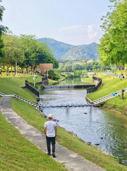 广州地铁口！阳光、草坪、小河，好适合遛弯！