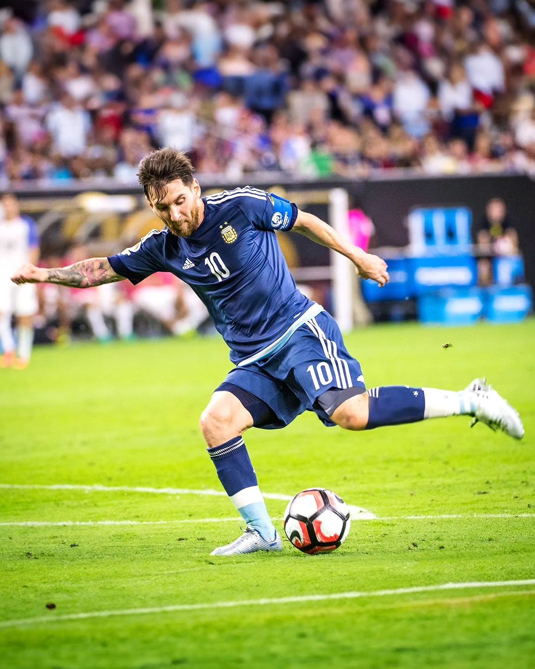 阿根廷足协官方Ins晒梅西各个时期身着国家队战袍组图：“你最喜欢的梅西🇦🇷战