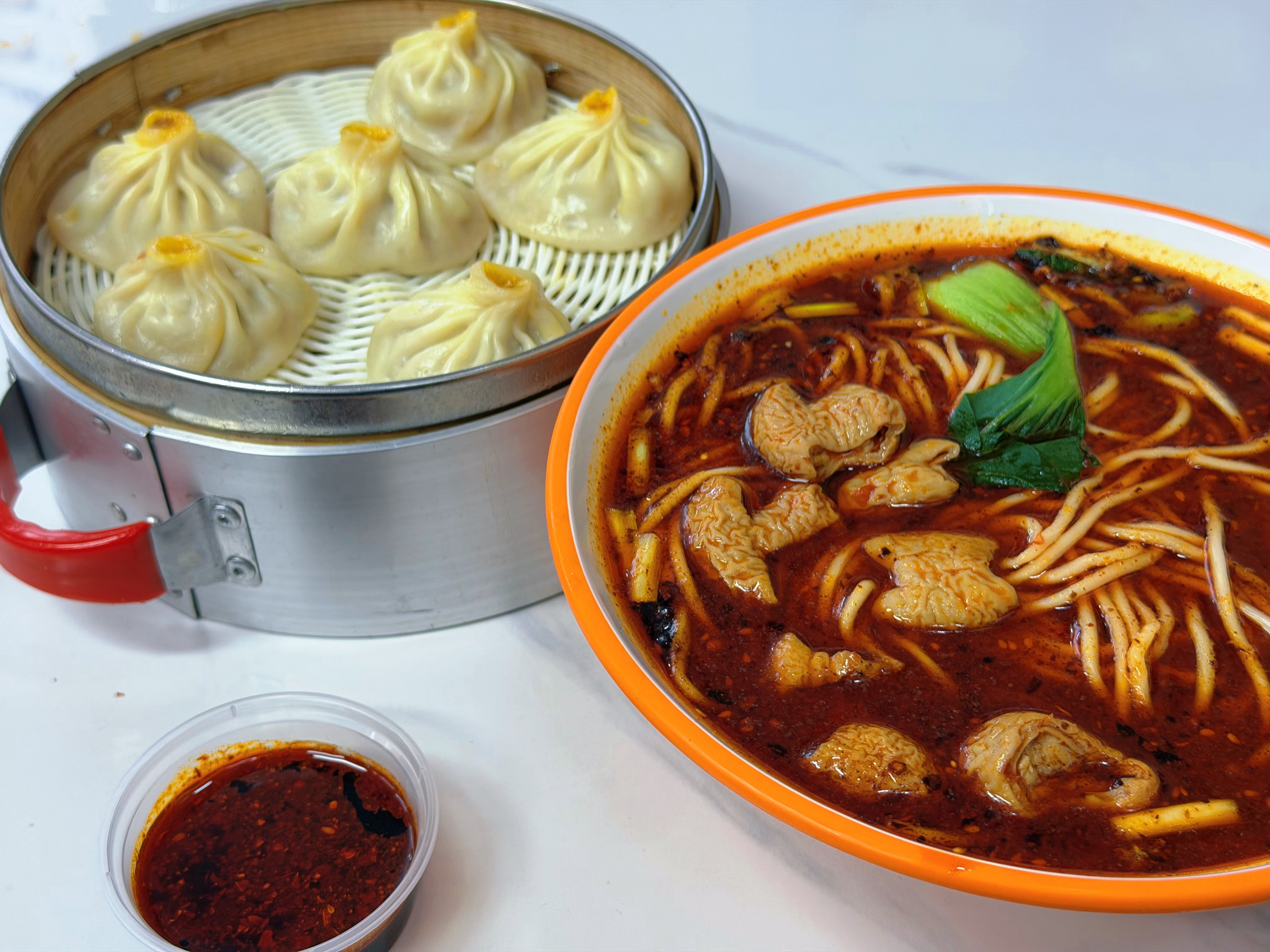 今天先暂停一下减肥，来份蟹黄灌汤包+红油肥肠面犒劳一下自己