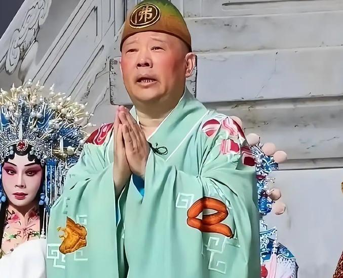 郭德纲摊上事了。
 
事情起因是在今年7月24号晚上。那天郭德纲带着德云社的麒麟