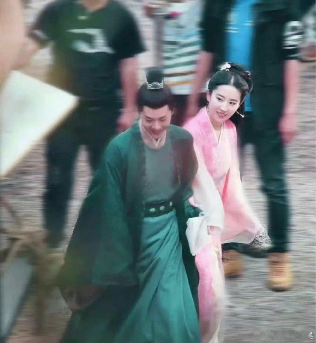 #刘亦菲[超话]##徐海乔披哥打call亲友团是刘亦菲#我真的很喜欢你们两个人的