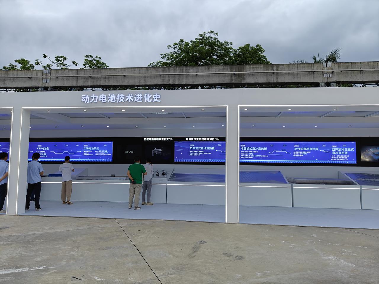 发布会开始前来比亚迪总部的技术展示区逛逛，已经可以见到今晚的新车海狮 07 EV
