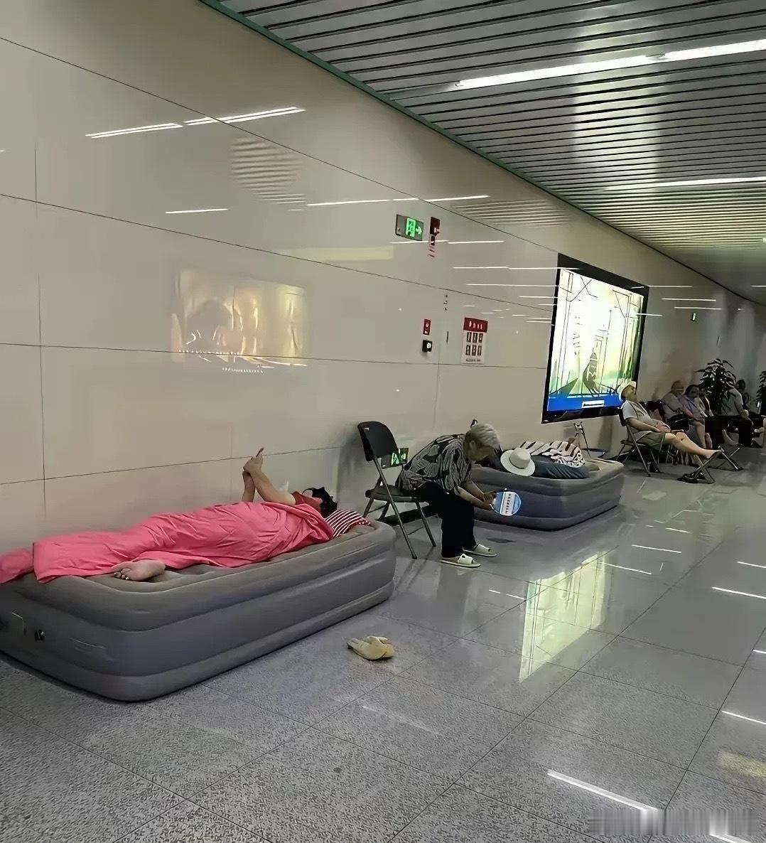 为了省电都过来蹭空调了