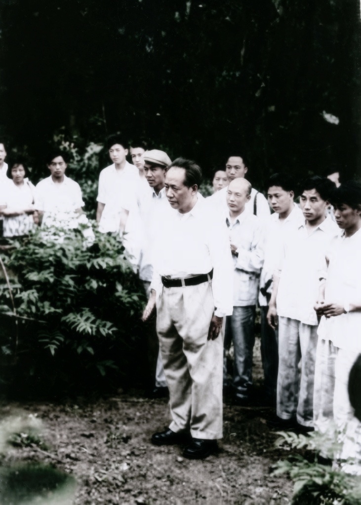 1959年6月26日晨，毛主席回到阔别了32年的故乡——湖南湘潭县的韶山冲。在父