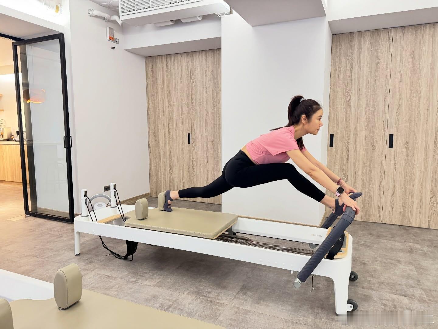 林心如50岁身材状态，哇！练普拉提的林姐，好自律好美林心如练普拉提林心如50岁身