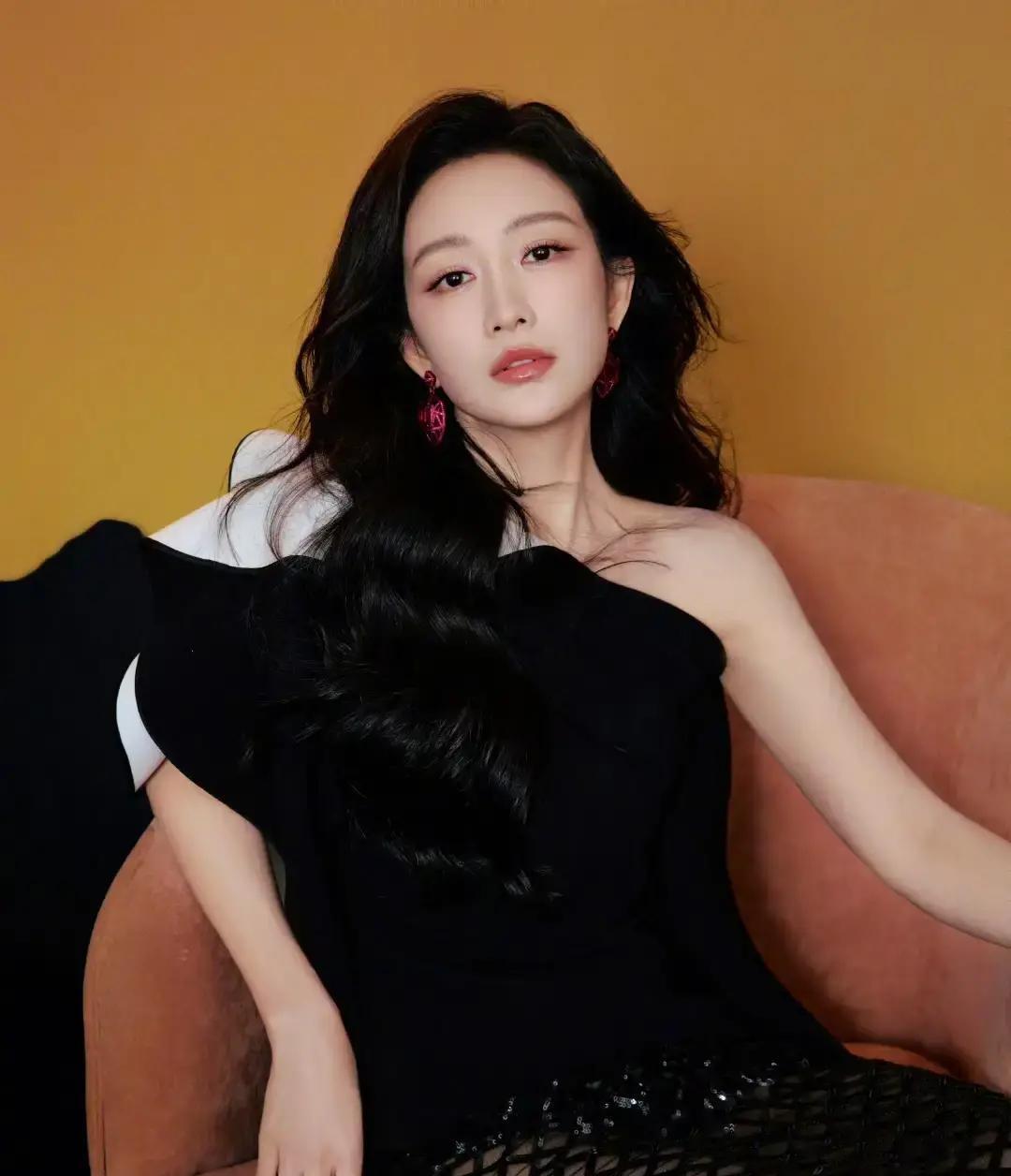 九年了！
撒贝宁和王鸥的“互怼宇宙”还在扩张！
这对综艺界的“攻防教科书”，在长