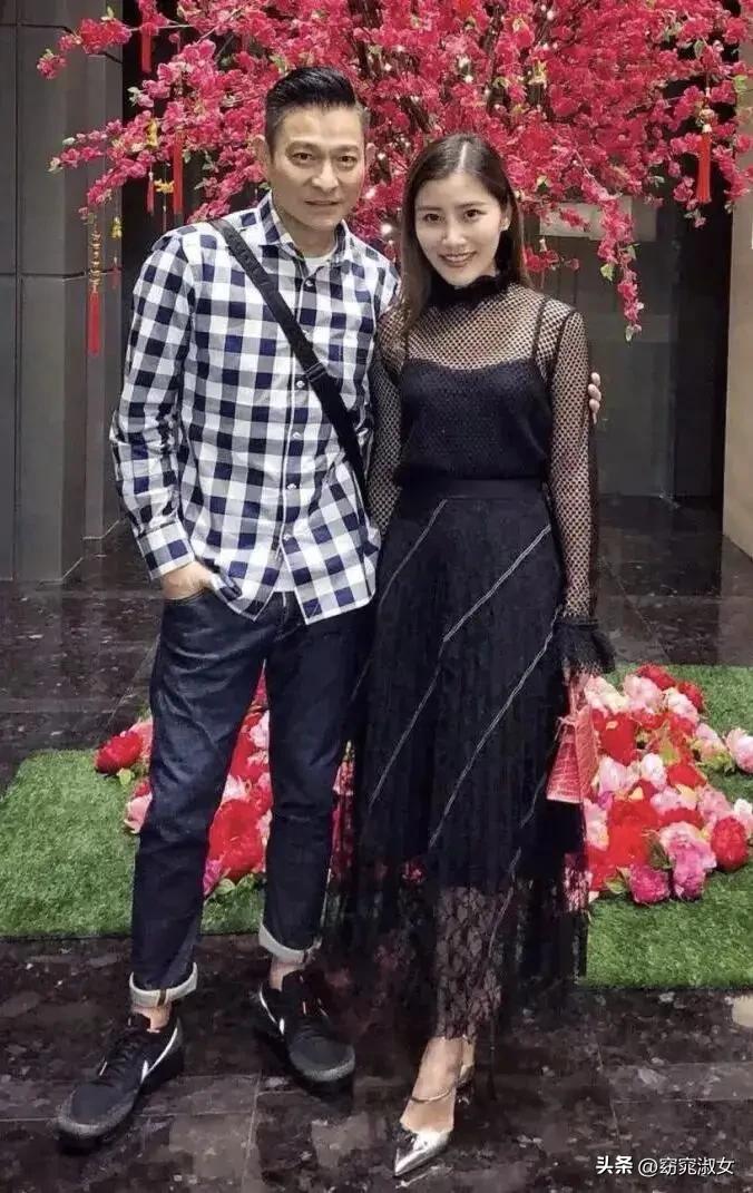 据说这个女人是刘德华的小姨子，刘德华搂着小姨子的肩膀留下合影，两人笑的很高兴，不