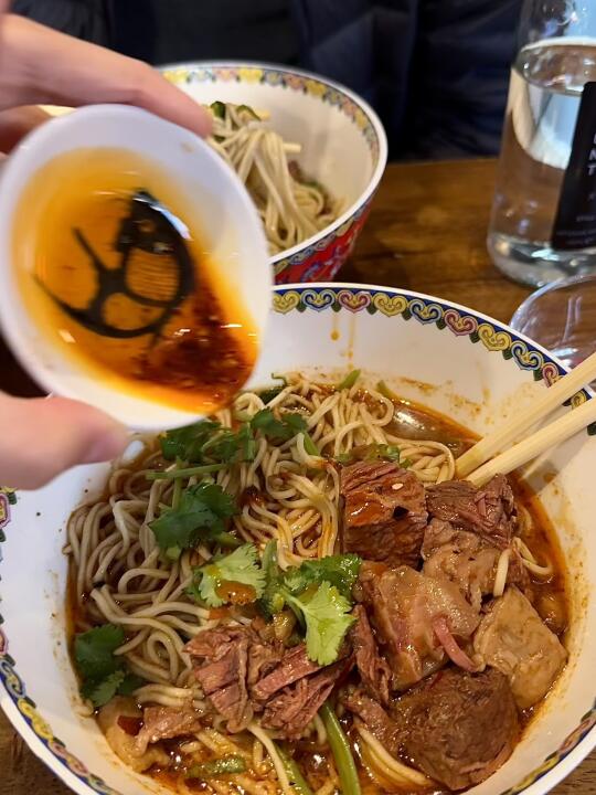 人均十几💷就能打卡🇬🇧zui 正宗重庆小面🍜