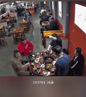 可能另外四个人都不知道他想表达的是什么意思，他就发了脾气，把一桌子菜给掀翻了。