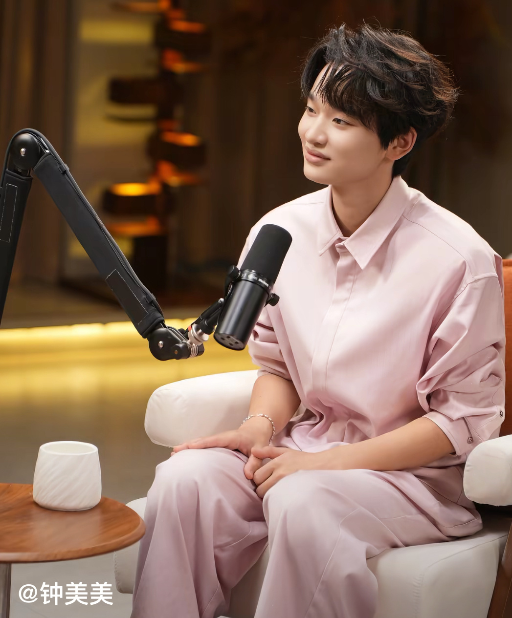 【#钟美美理想职业是演员#】#钟美美想当演员# 近日，19岁网红钟美美接受鲁豫专