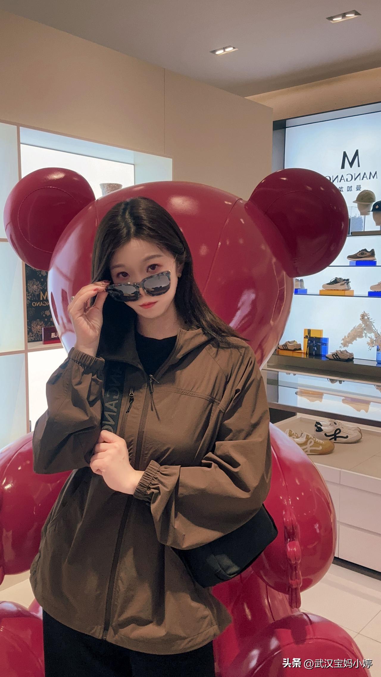 今天在楼下正价店上班，在正价店上班就要拍穿搭照片，之前是拍搭配视频就行，不用穿在