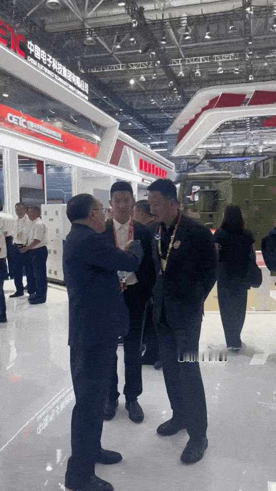 #胡军带儿子康康现身珠海航展#胡军儿子康康一身正气，这才是中国男孩子该有的长相和
