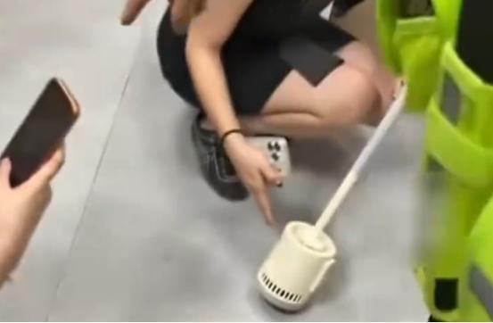 四川，一名男子对女子的隐私上瘾，十分想要偷看女子的私密处。
 
2026年7月3