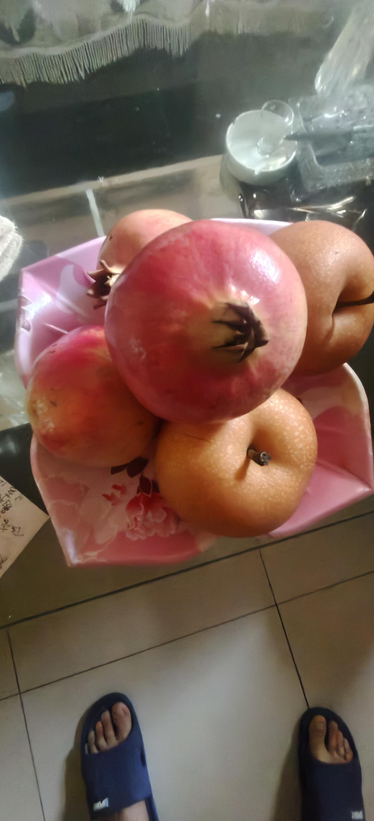 进入秋天，
我就喜欢吃秋梨🍐和石榴哈[捂脸]
那红彤彤的石榴，
剥开全是红宝石