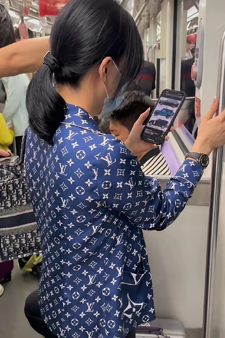 她这是认真的吗？穿成这样就来坐地铁了，这绝对是我在地铁上见过最“有钱的人。 