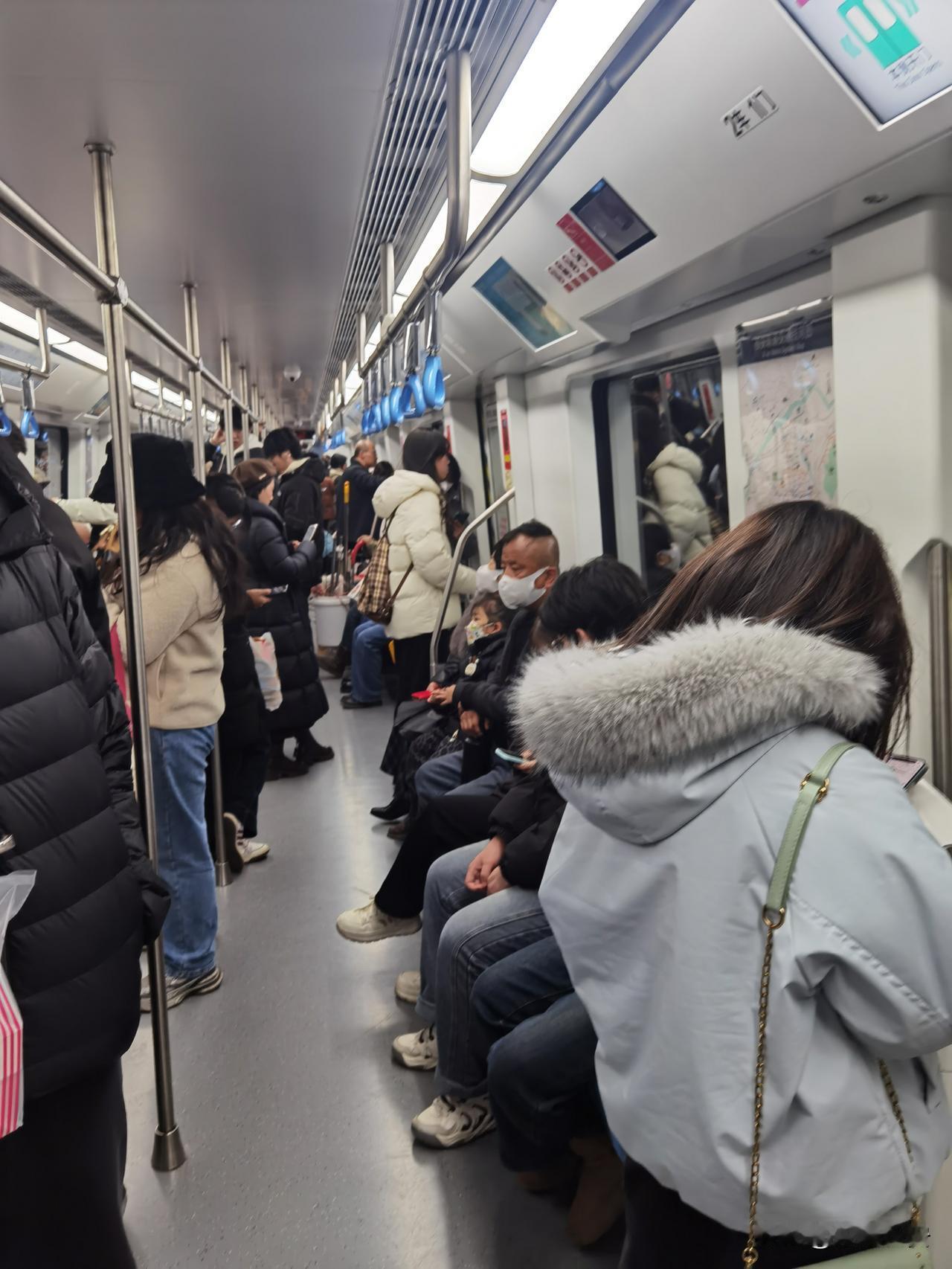 你发现了吗，最近西安的外地人蜂拥而至！

一直有座位的西安地铁八号线，竟然没有座