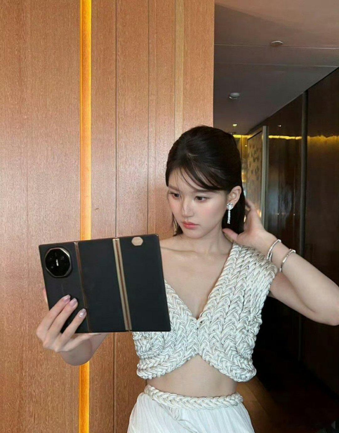 赵露思也是好起来了 用三折叠[彩虹屁][彩虹屁][彩虹屁]感觉这也是对粉丝的正向