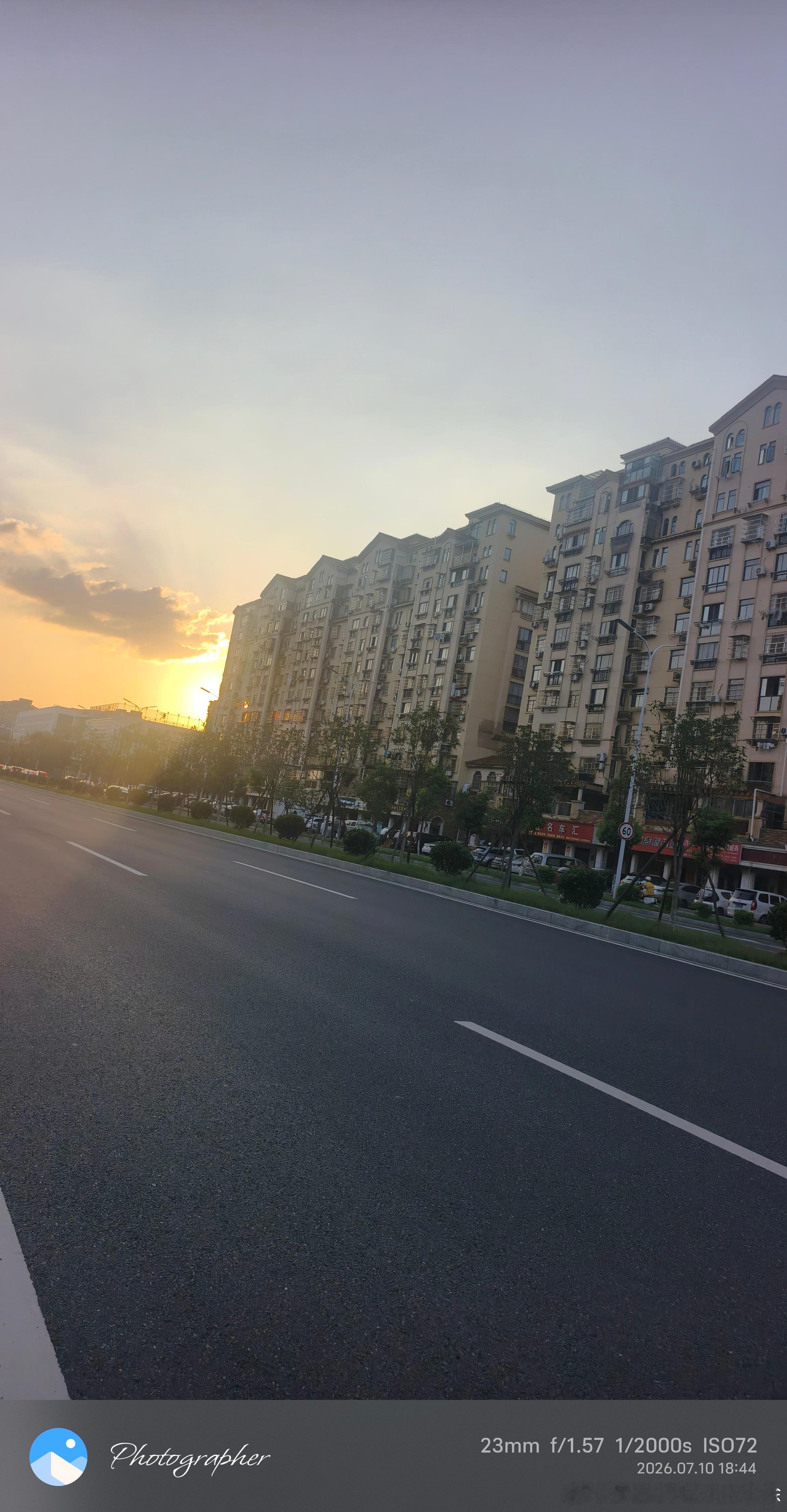 早上好，气温越来越高，天气越来越热，请照顾好自己，相逢是缘，问候是情。愿我的问候