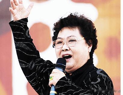 她把《我的祖国》版权捐了，在荒山办艺校，说艺术要“还给人民”。这世道，唱了一辈子