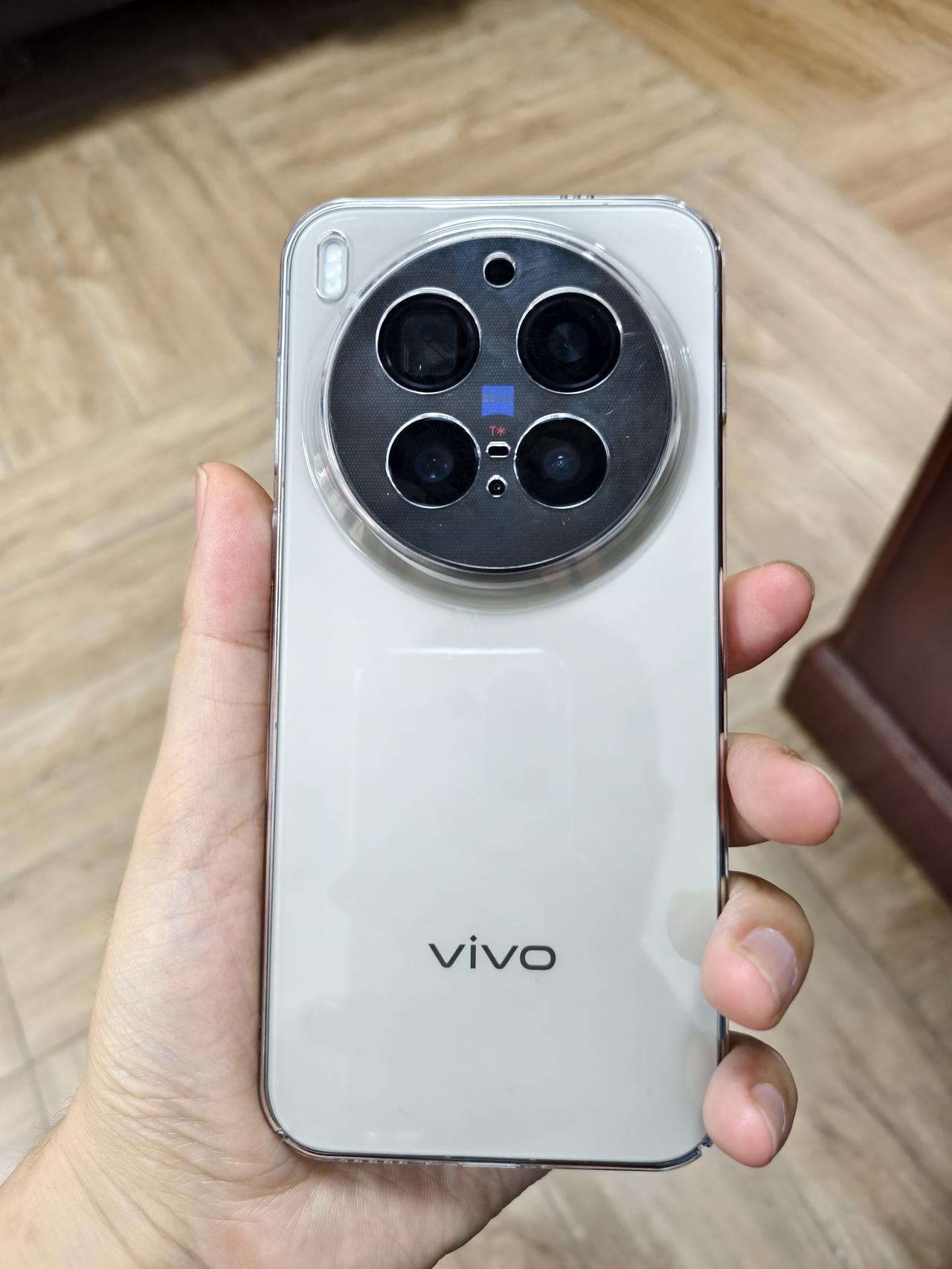 给x300pro买了一个手机壳，这种透明硬壳真不错，摸起来冰冰凉凉的，还能保护摄