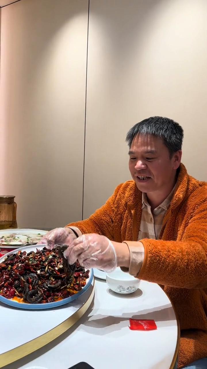 简阳九绝之一盘鳝。
将活的小鳝鱼放入油锅中爆炒，由真人厨师现炒现卖现吃。红花豌豆