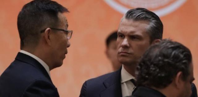 国际外交这场大戏，有意思的从来不是谁嘴皮子厉害，而是谁的腿脚更着急。我这双跑了十