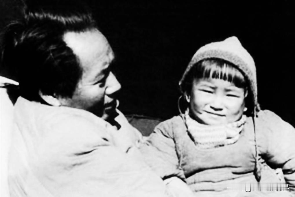 1941年秋，保卫部部长钱益民，突然下令让所有警卫员下河洗澡，而当小伙子们脱光衣