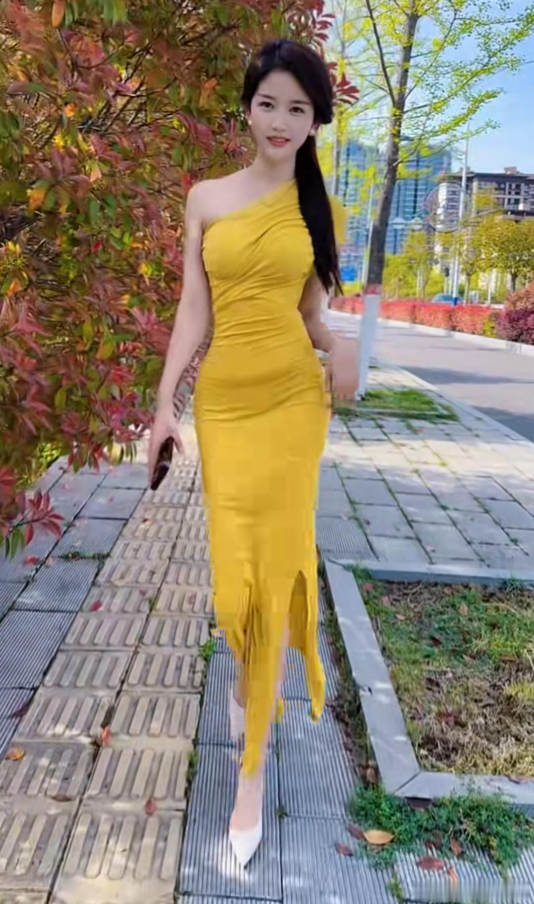 洋洋高锐～向……往◎站在街道上远远……望着她绵绵的思绪就象……绒绒花蕊芬芳……而